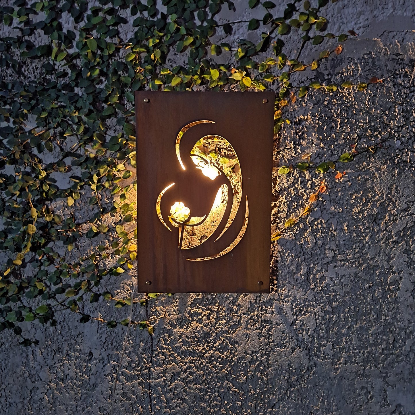 Virgen Niña en acero corten de 40x60cm con luz