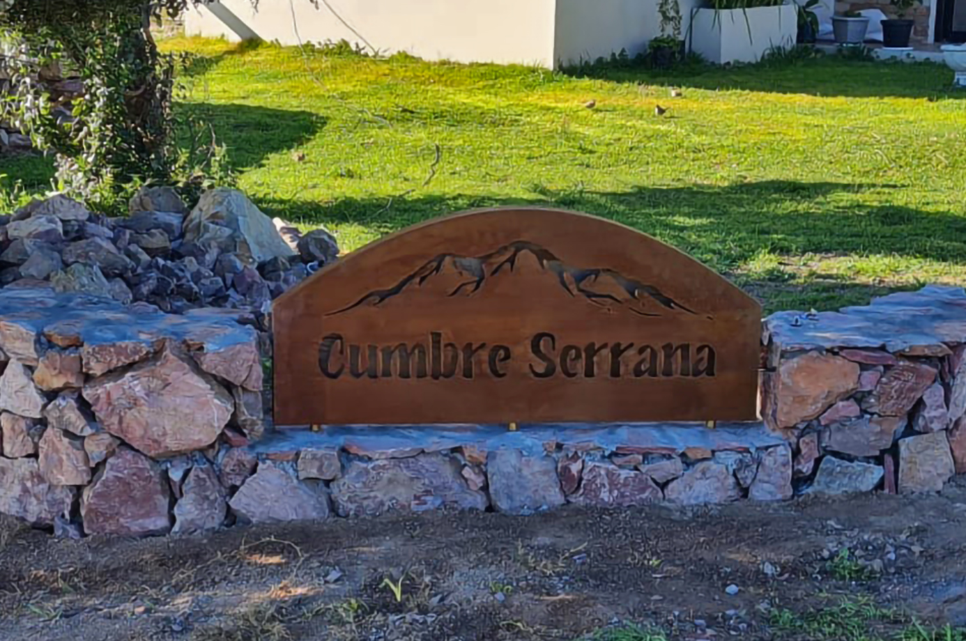 cartel en acero corten con luz