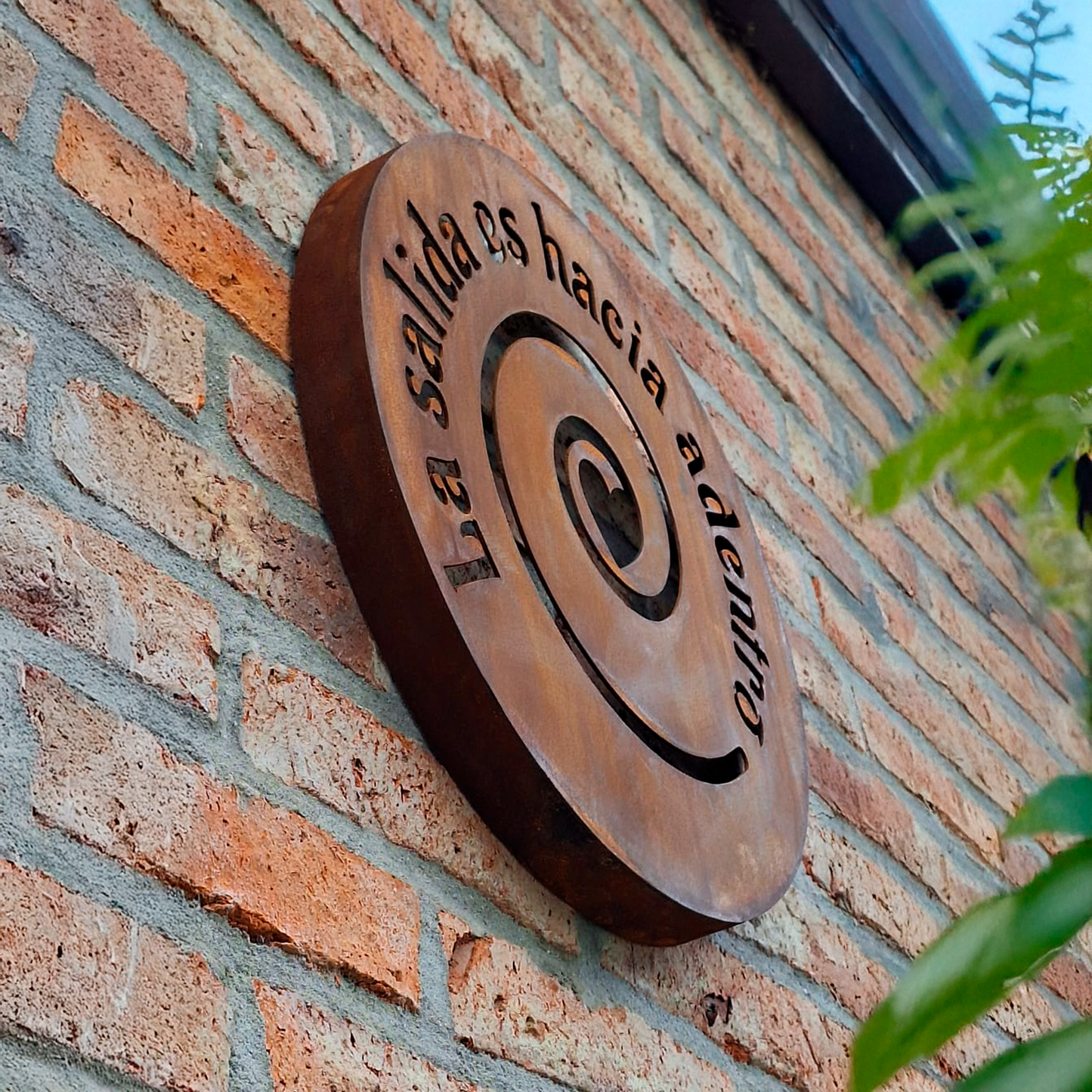 La Salida es Hacia Adentro en Acero Corten