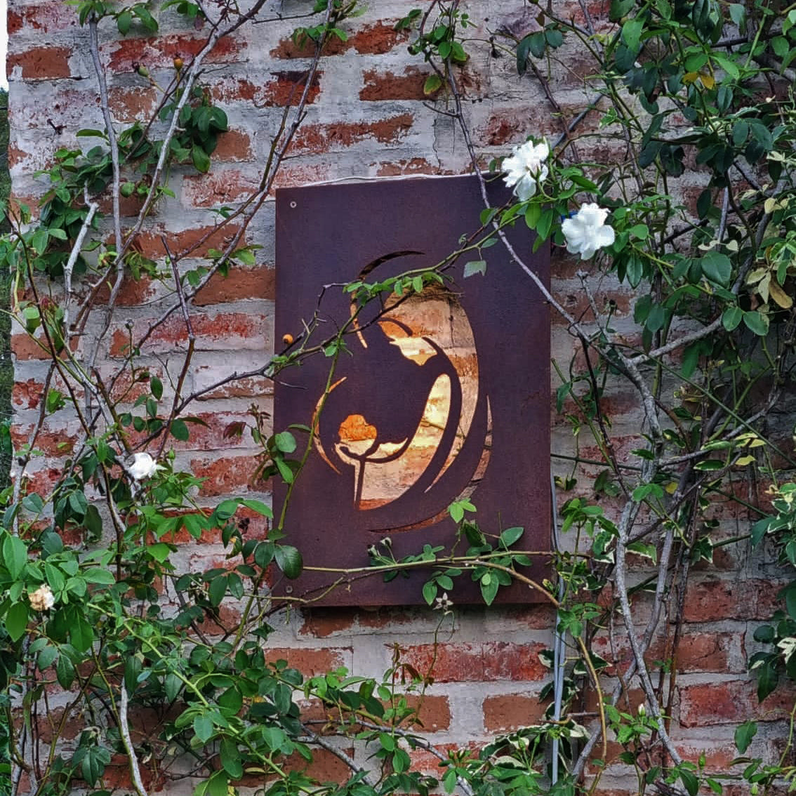 Virgen Niña en acero corten de 30x40cm con luz