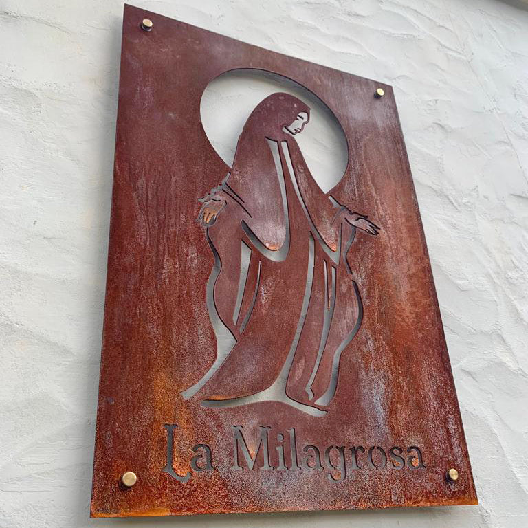 virgen milagrosa en acero corten