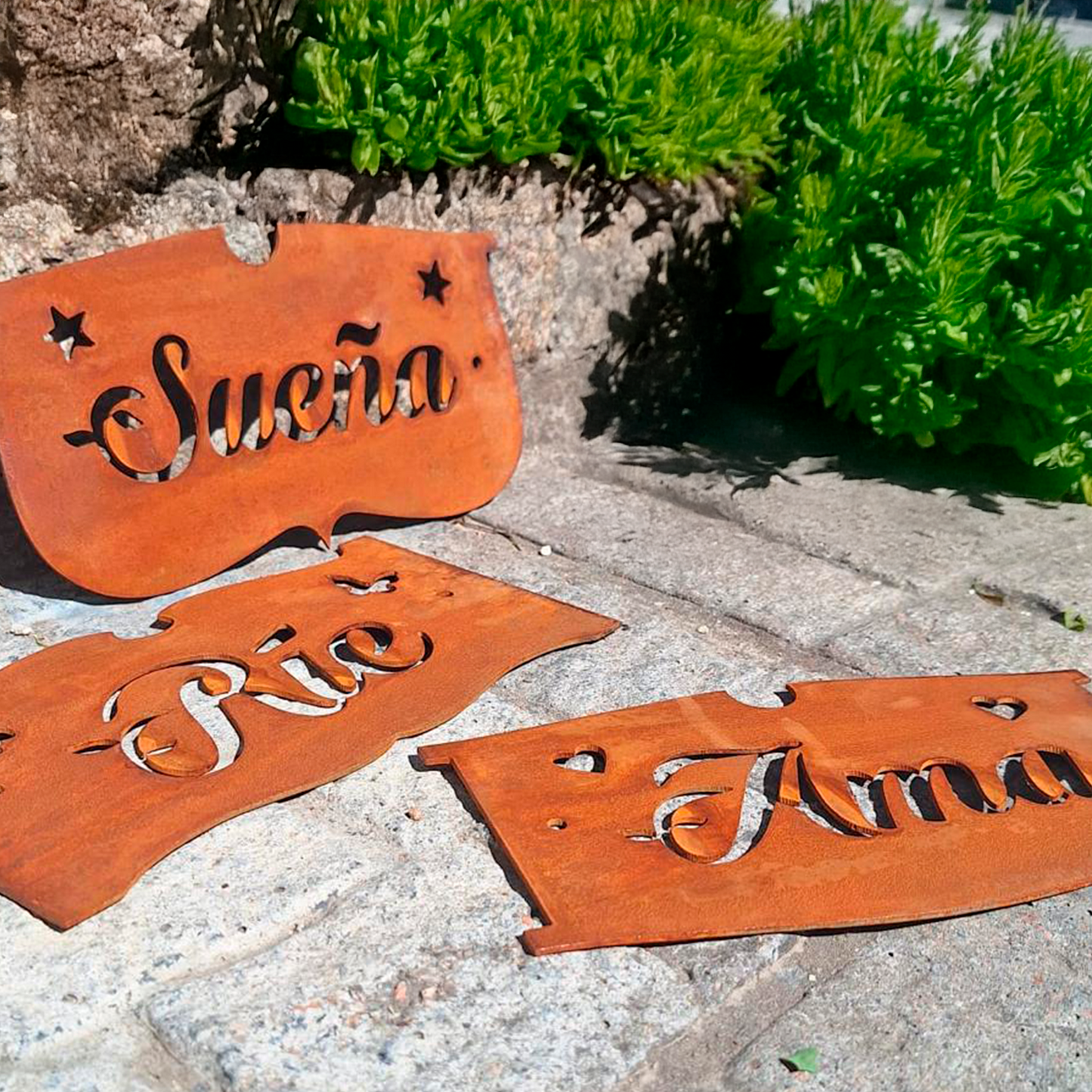 Placas de acero corten oxidadas Ama, Ríe y Sueña