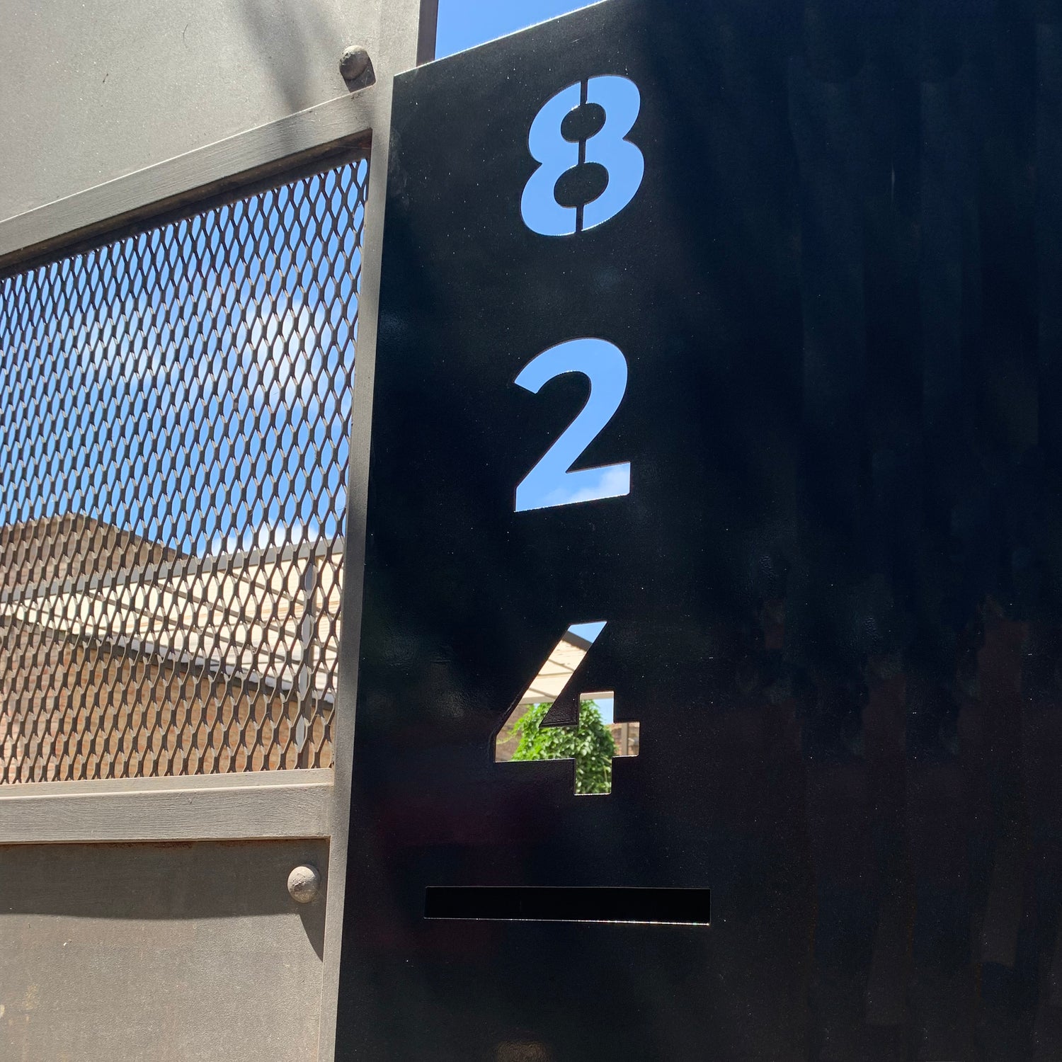 número de puerta con buzón