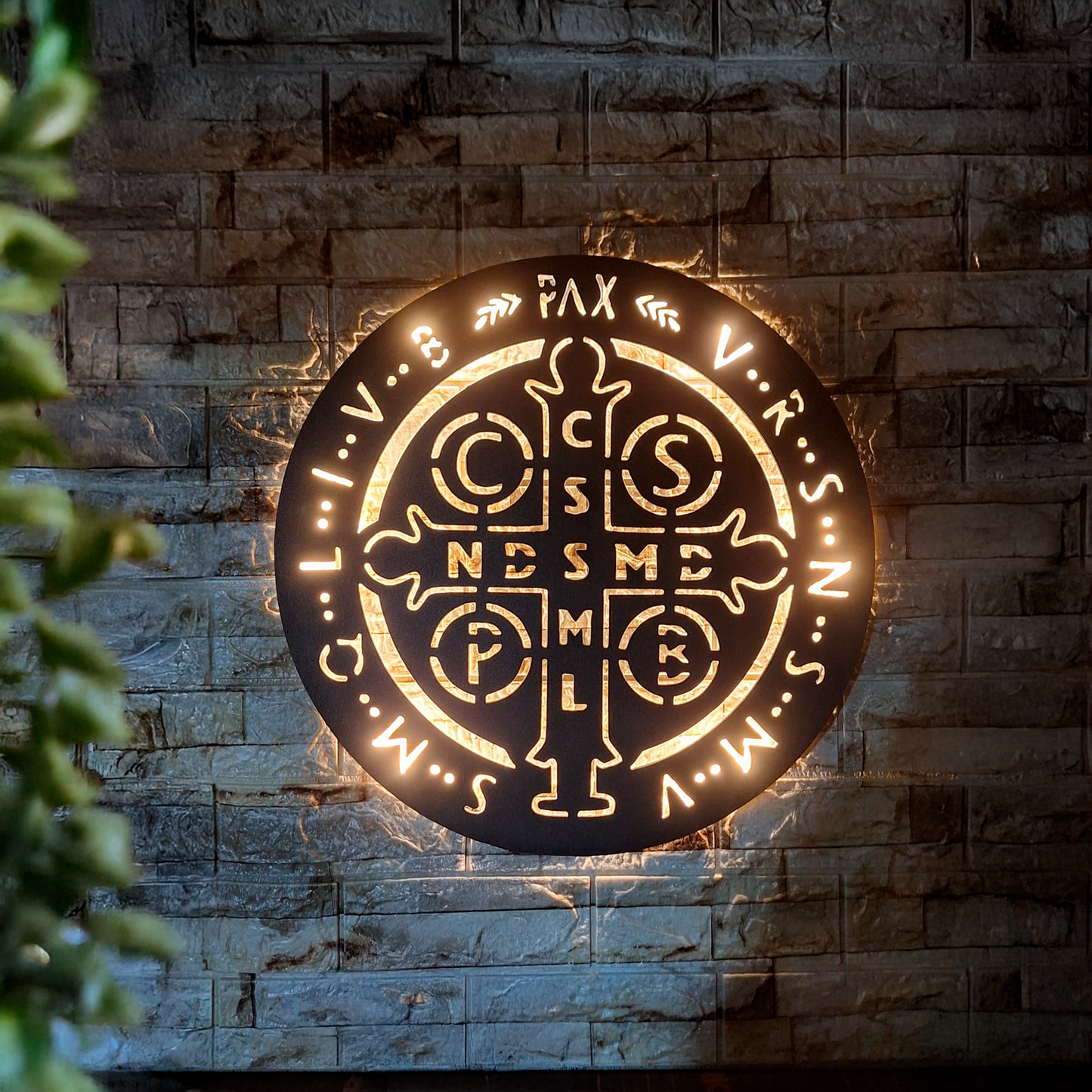 Medalla de San Benito en Hierro Pintado