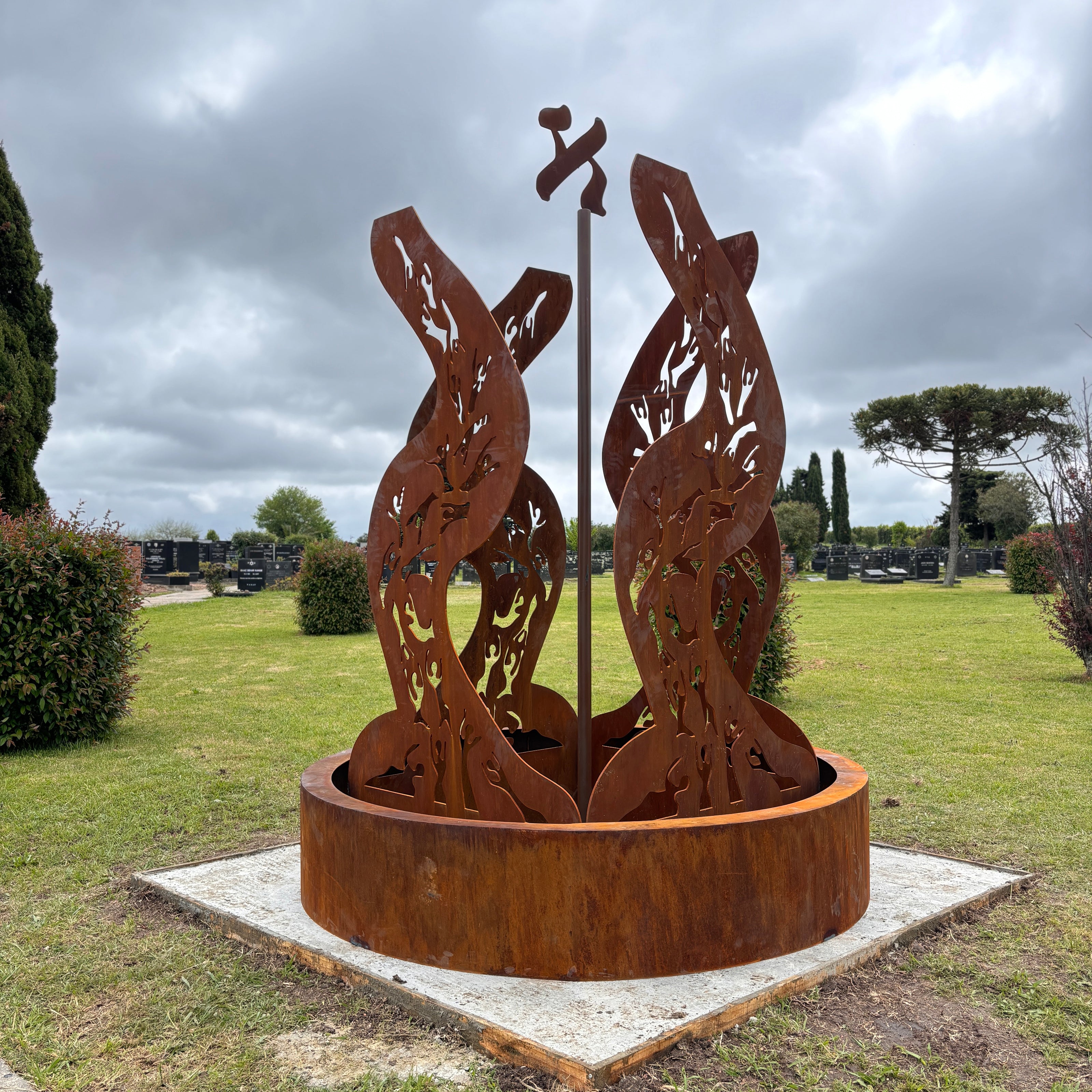 monumento en acero corten