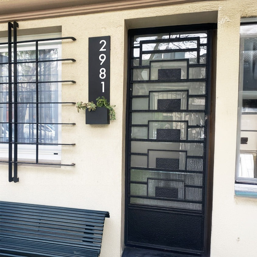Placa con números corpóreos y espacio para maceta