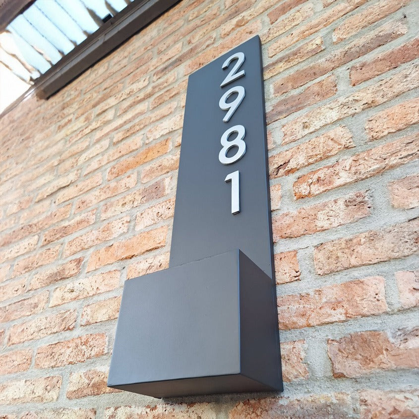Placa con números corpóreos y espacio para maceta
