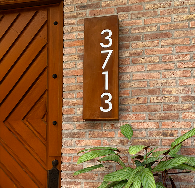 placa numeros iluminados en acero corten