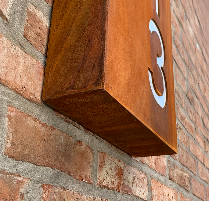placa numeros iluminados en acero corten