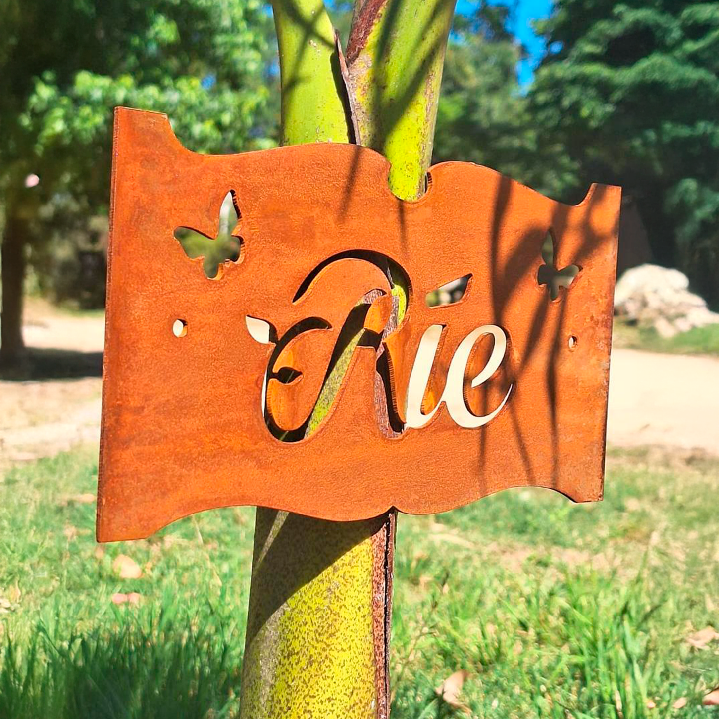 Placas de acero corten oxidadas Ama, Ríe y Sueña