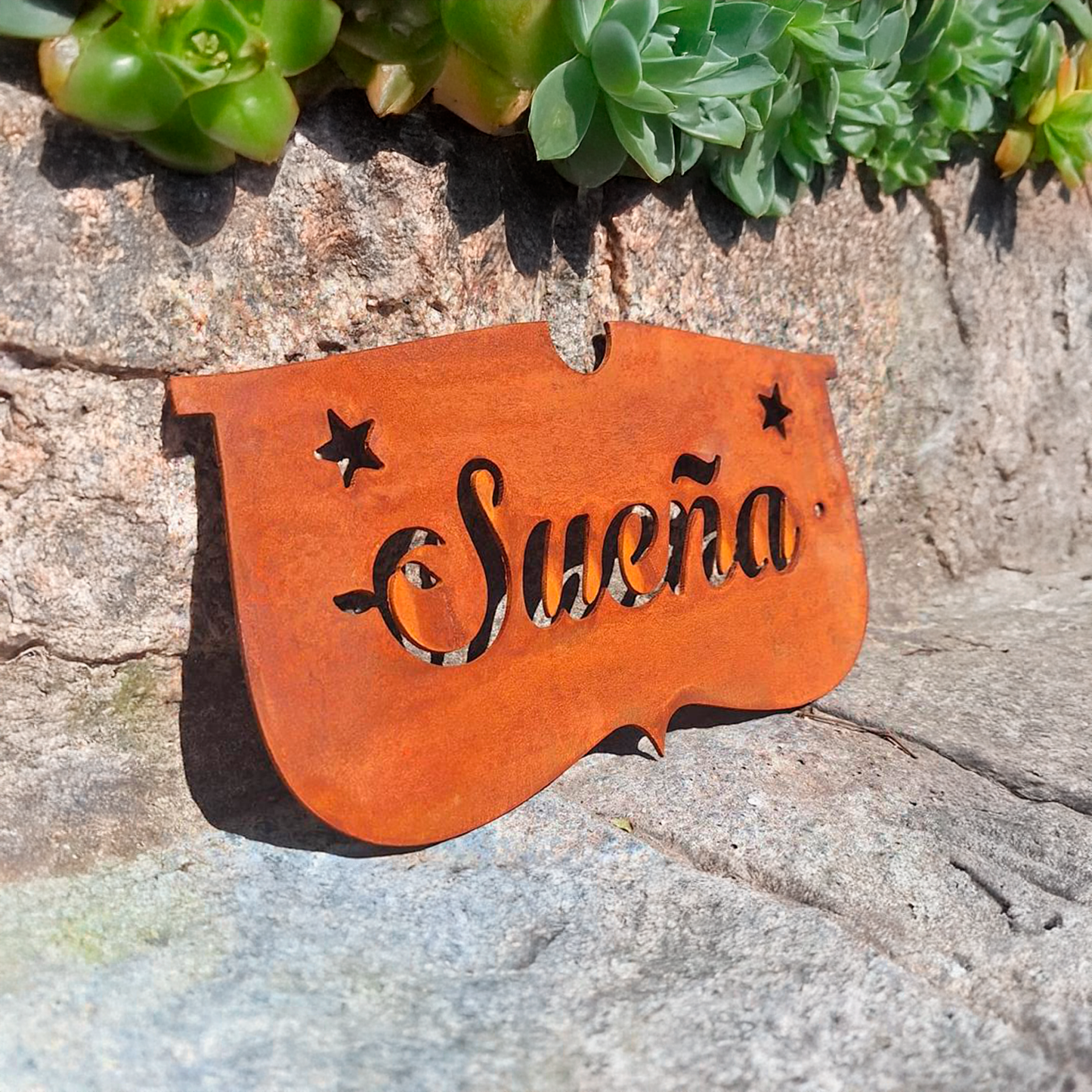 Placas de acero corten oxidadas Ama, Ríe y Sueña