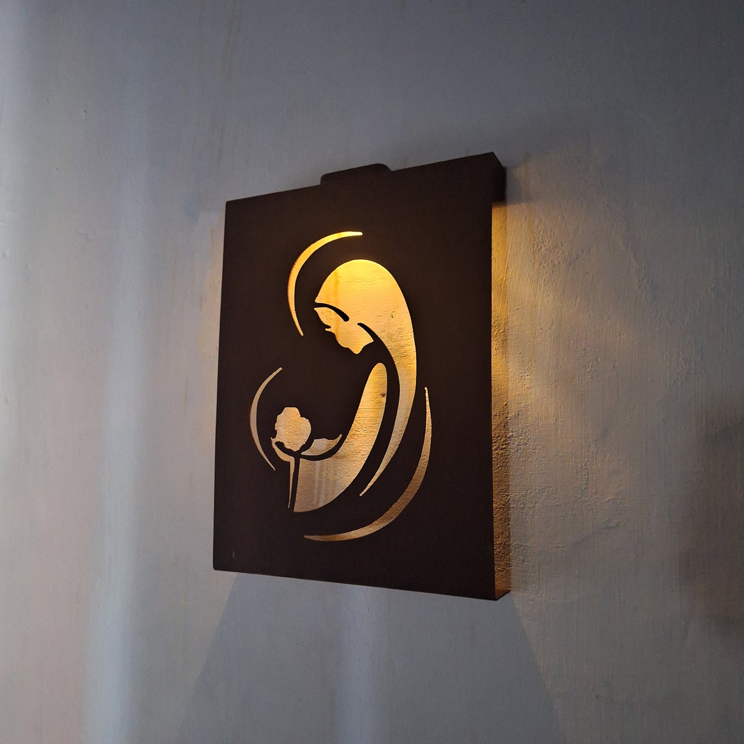 Virgen en acero corten con LUZ SOLAR