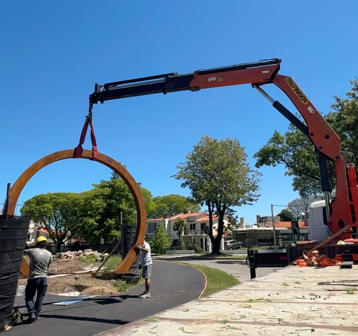 Instalación. Lo trasladamos a la plaza y lo instalamos con grúa.