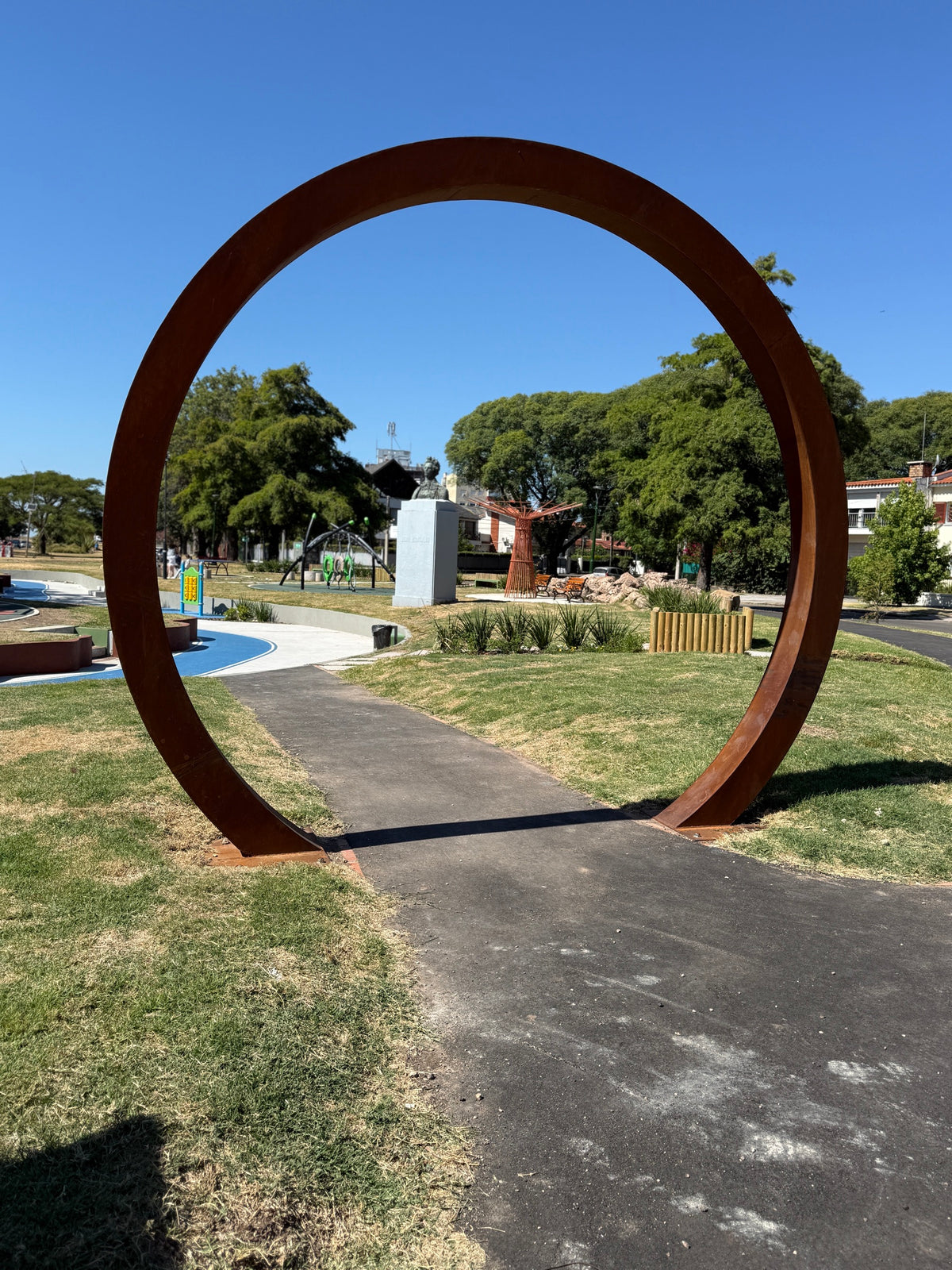 Espacio público. Un arco de 3 metros de diámetro en acero corten para la Plaza República de Ecuador, en Montevideo.