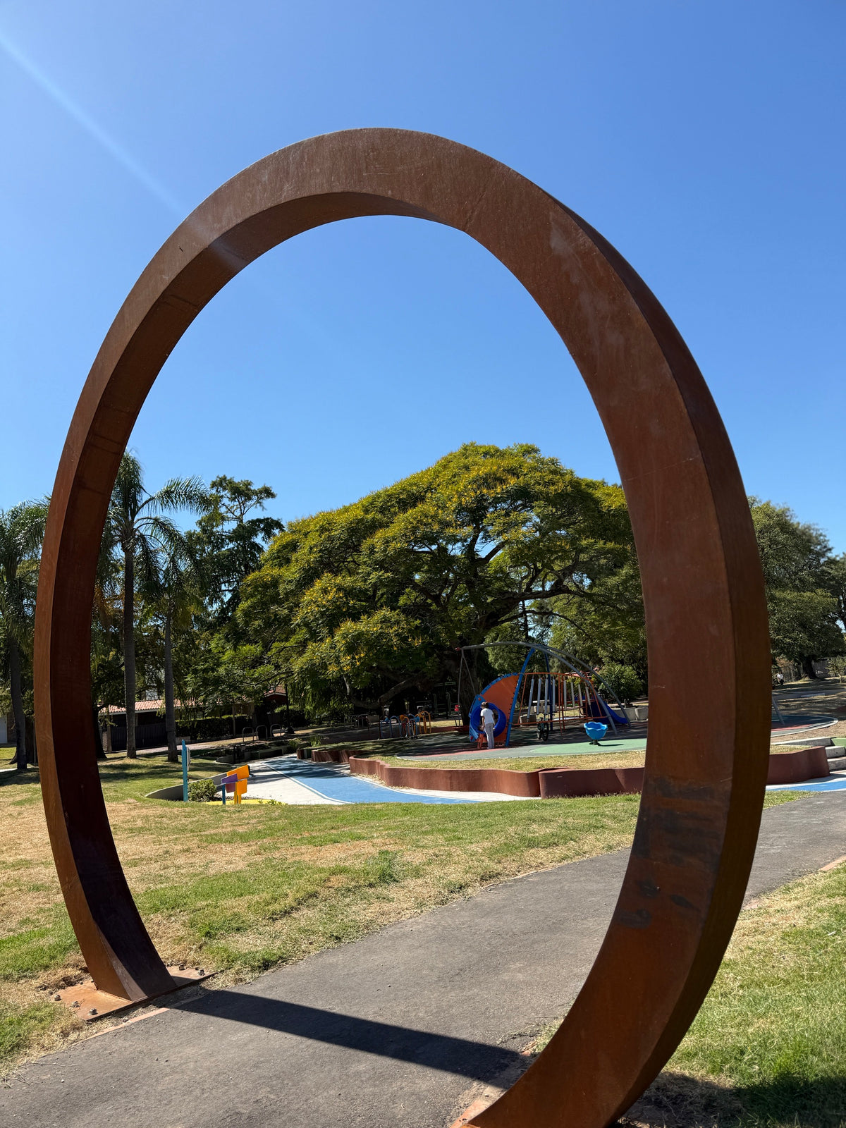Arco en acero corten. Plaza República de Ecuador, Montevideo · 3 m de diámetro · 2025 Una pieza monumental para espacio público, fabricada en nuestro taller