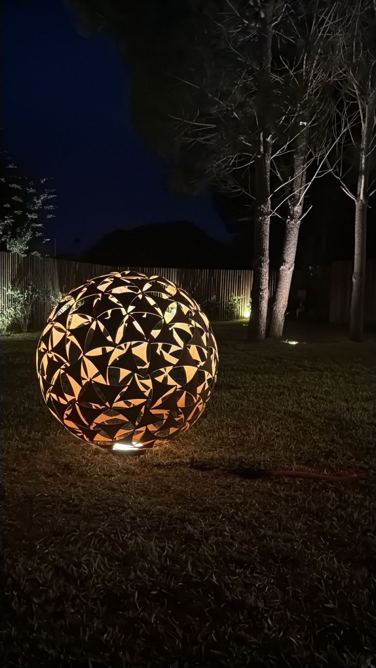Escultura esférica. Barrio Mirasoles, Punta del Este · 110 cm de diámetro · 2026 Calada en triángulos y con luz interior: de día es