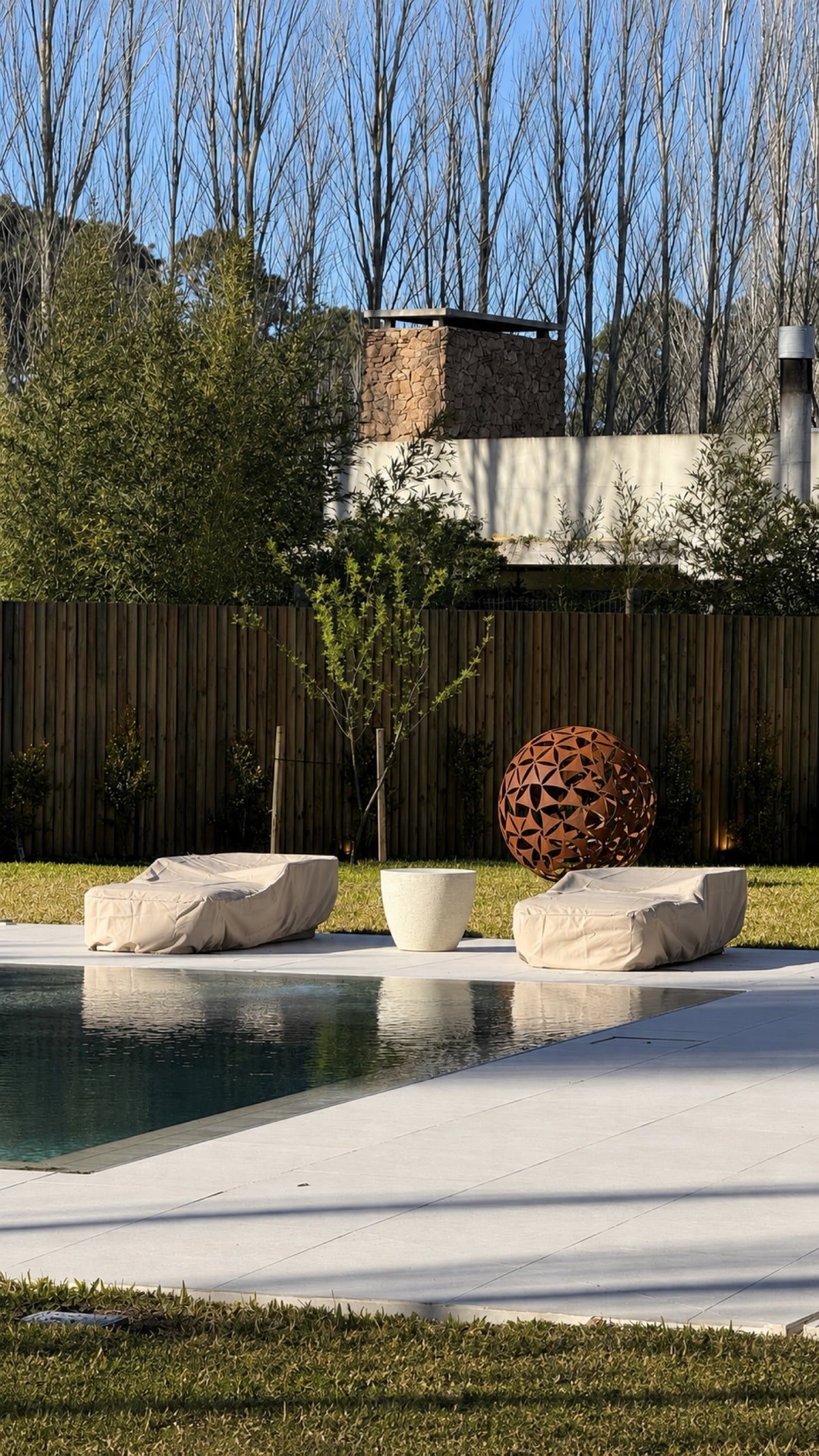 Cliente. Quiero una escultura en acero corten con luz interior.