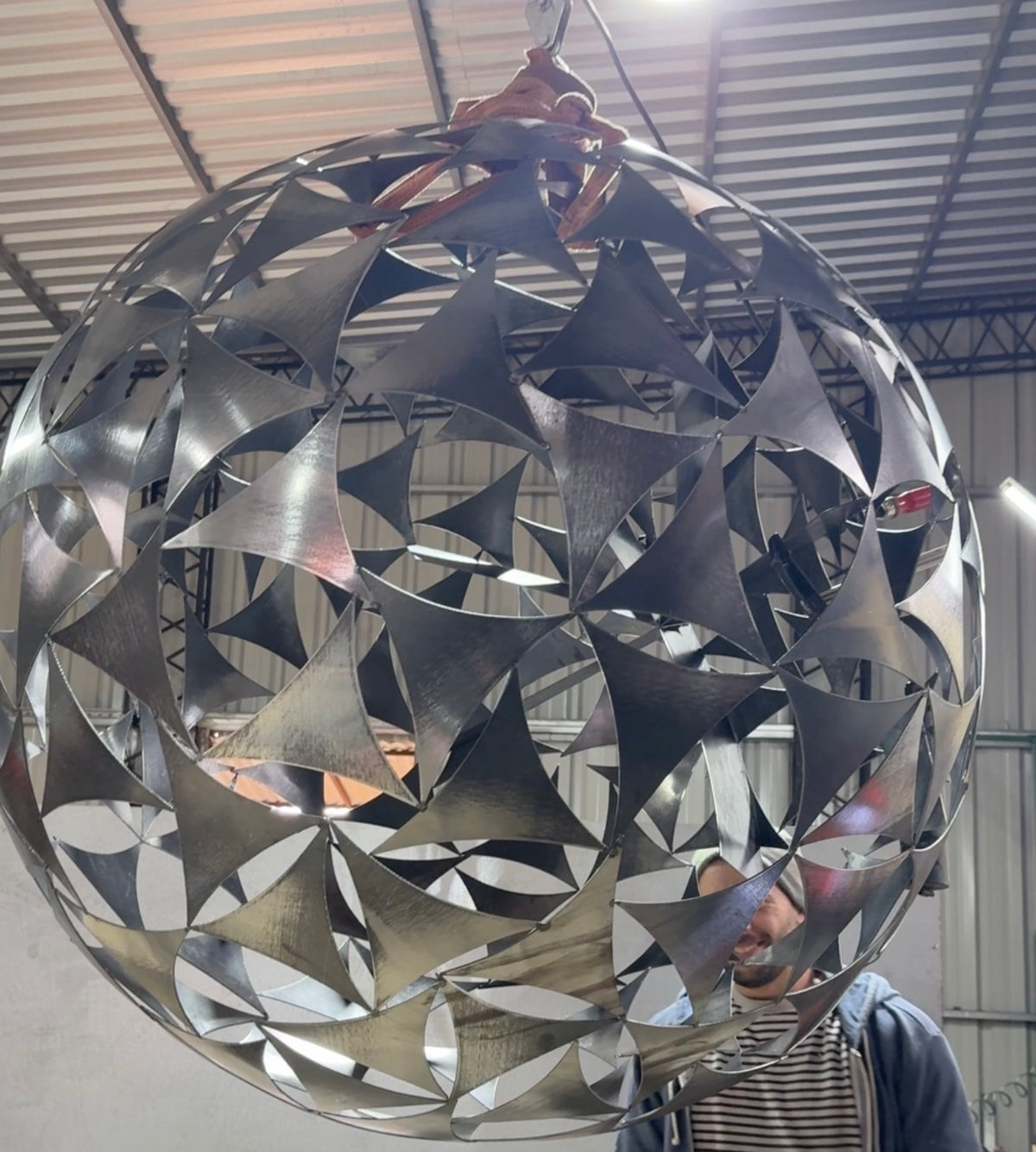 Diseño y fabricación. Diseñamos una esfera de 110 cm de diámetro calada en triángulos. Cortamos cada pieza con plasma CNC y las soldamos una a