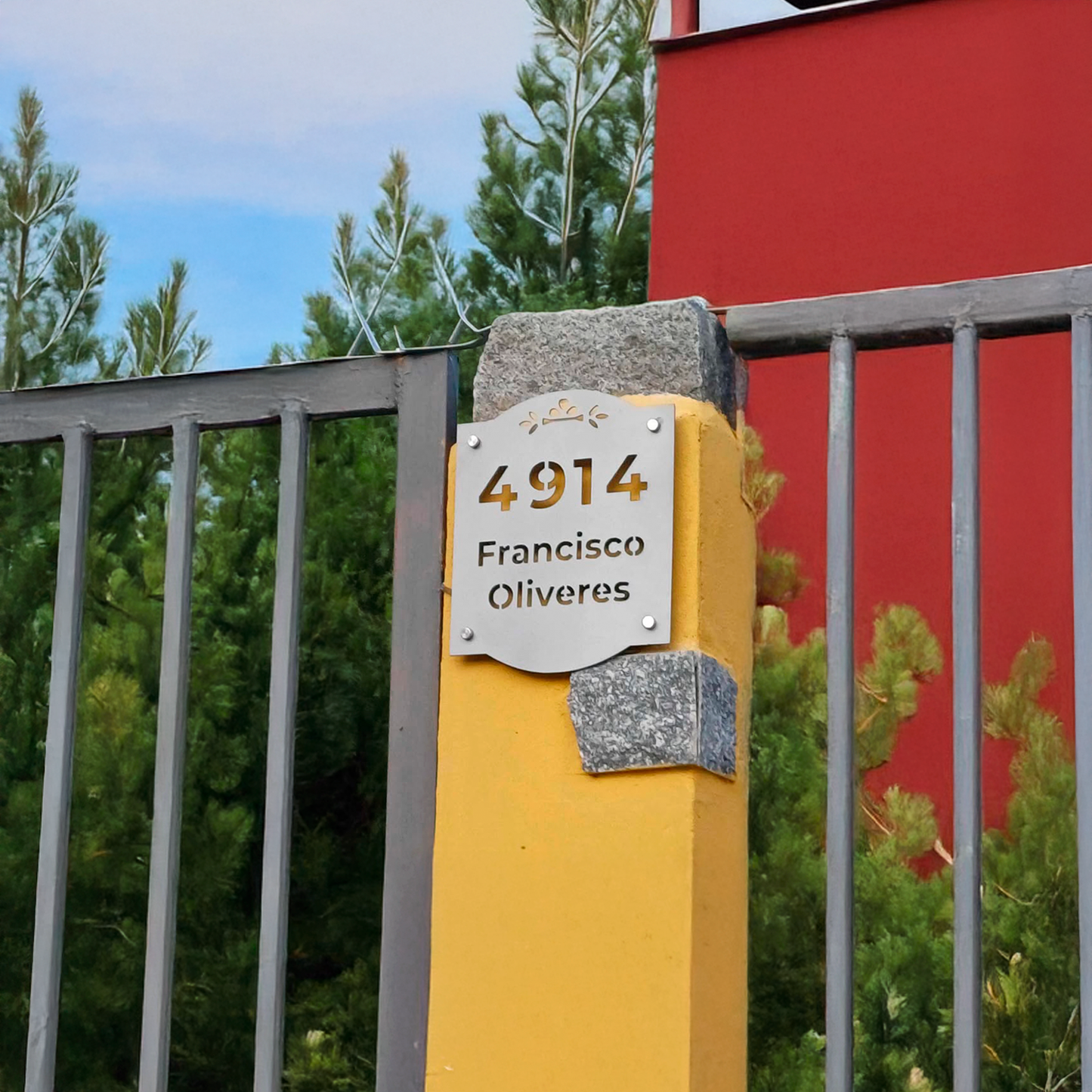 Número de puerta en hierro pintado