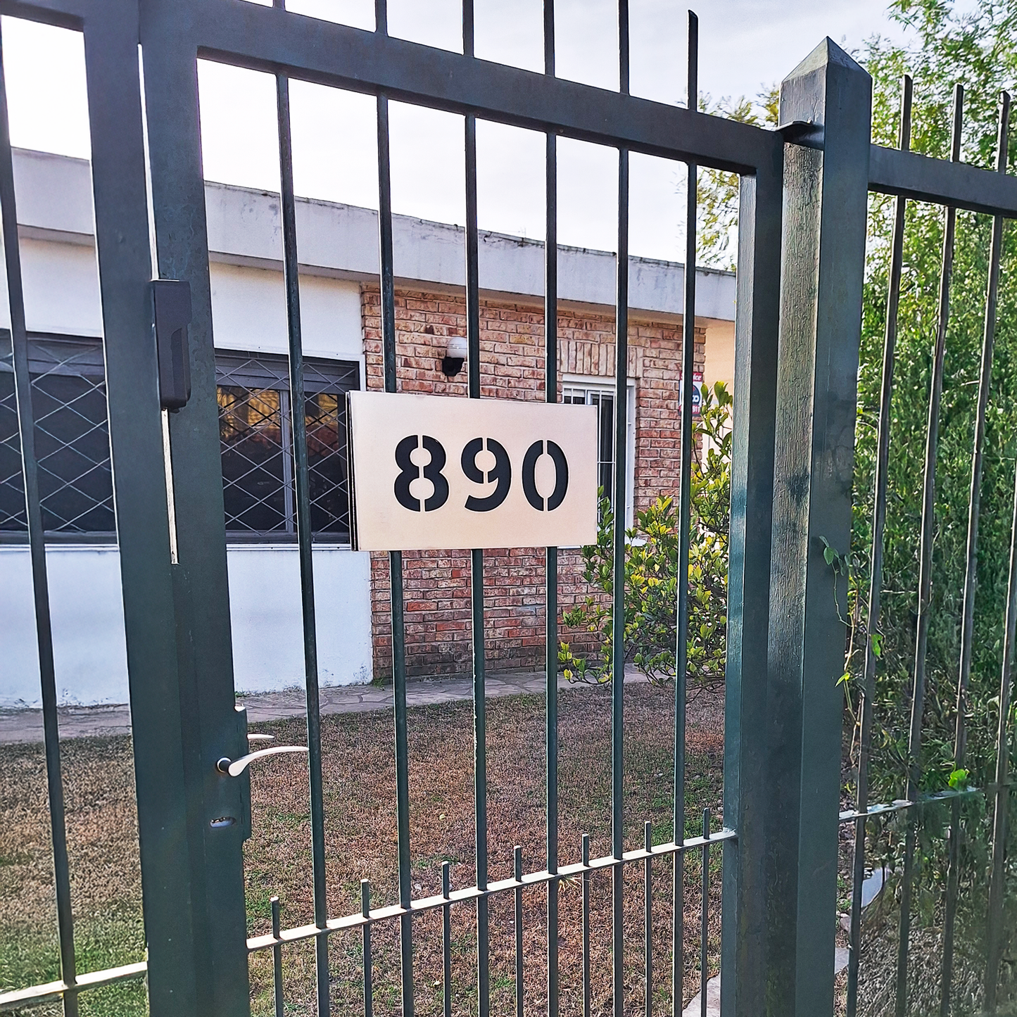 Número de Puerta en Acero Inoxidable para Rejas – Calado con Fondo Negro