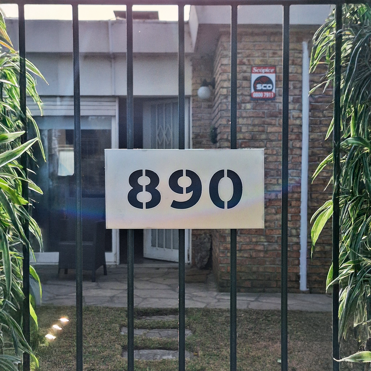 Número de Puerta en Acero Inoxidable para Rejas – Calado con Fondo Negro