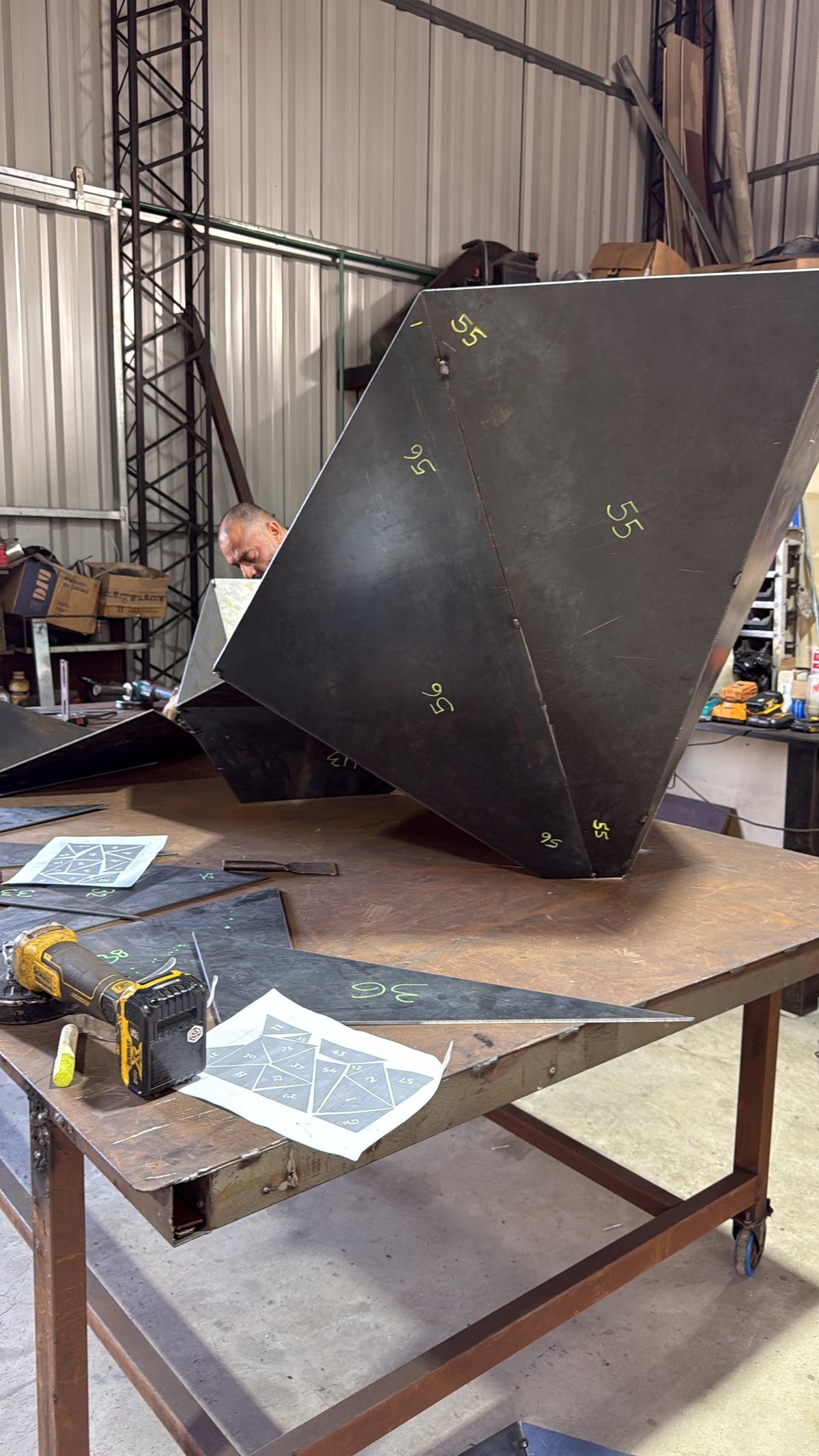 Artista. El artista Lucas Miguens diseñó la escultura y nos encargó fabricarla para un complejo en Solanas, Maldonado.